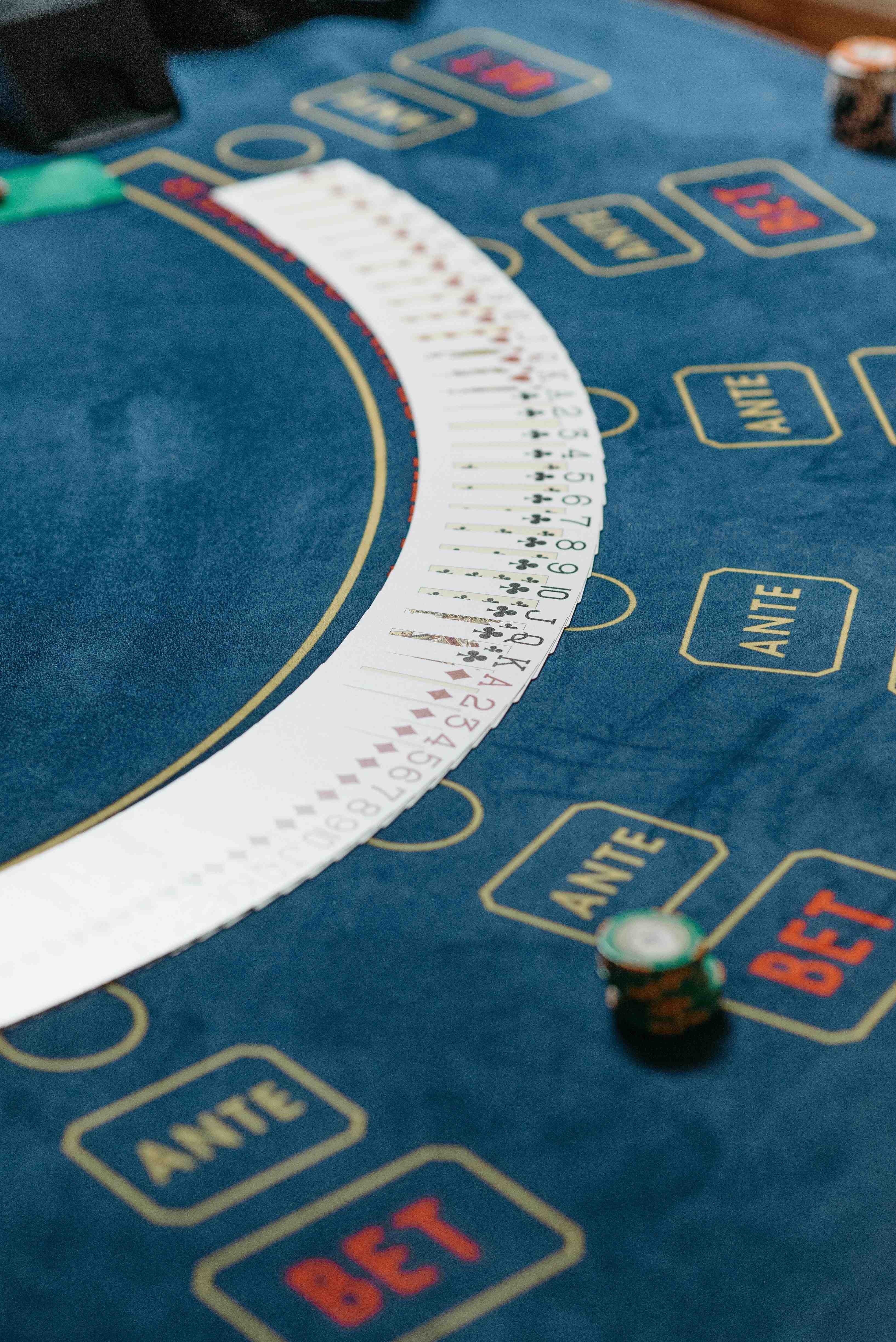 Người chơi trải nghiệm cá cược thể thao trên điện thoại với giao diện poker hand